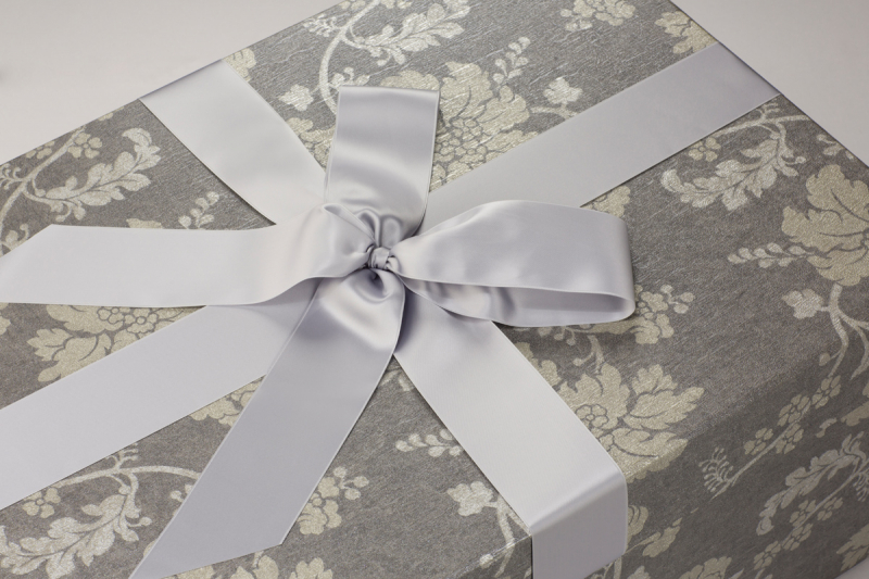 Das Design der Brautkleidbox Platinum Flowers ist sehr elegant.